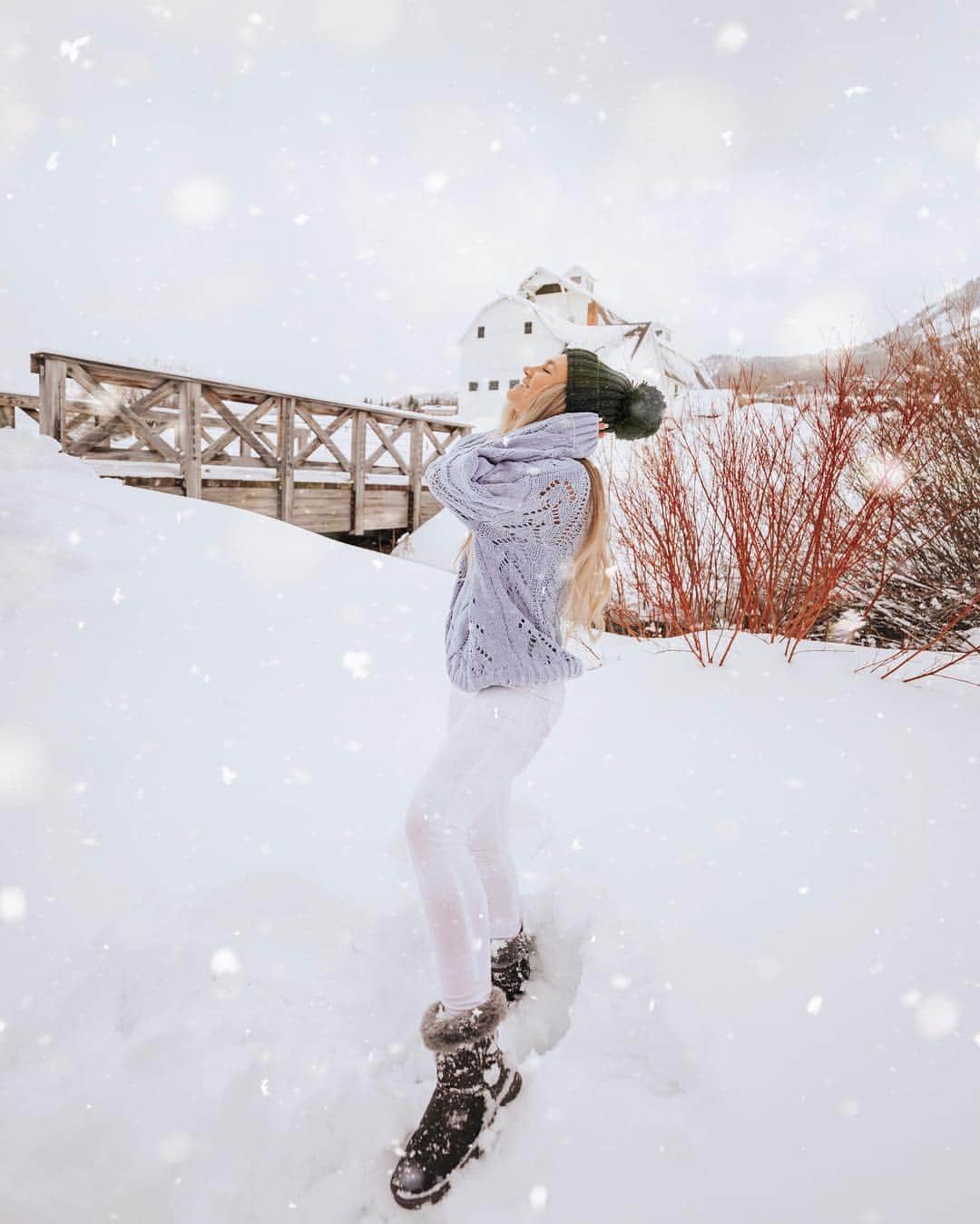 サシャ・カリスのインスタグラム：「I’m going to miss feeling like I’m in a snow globe ❄️⛄️ . . . 📸 @jessicajanaephotography #parkcity #utah #snowphotography #ootd #fashionblogger #travelblogger #travelphotography」