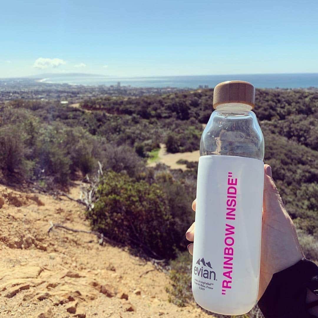 evianさんのインスタグラム写真 - (evianInstagram)「“Active recovery day = morning hike. Carrying the new @virgilabloh X @evianwater sustainable, refillable bottle which holds the perfect amount of 💦 for a light hike” thank you for your support @mariasharapova 💗💗💗 #evian #evianxvirgilabloh」3月19日 2時20分 - evianwater