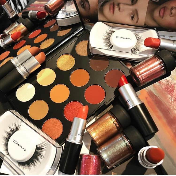 M·A·C Cosmetics UK & Irelandさんのインスタグラム写真 - (M·A·C Cosmetics UK & IrelandInstagram)「So, your parents didn’t let you go to art college. The good news? You can still express all your burning inner angst 👩‍🎨🎨 with the #MACArtLibrary Flame-Boyant Palette. #regram @myartistcommunitybristol」3月19日 2時33分 - maccosmeticsuk