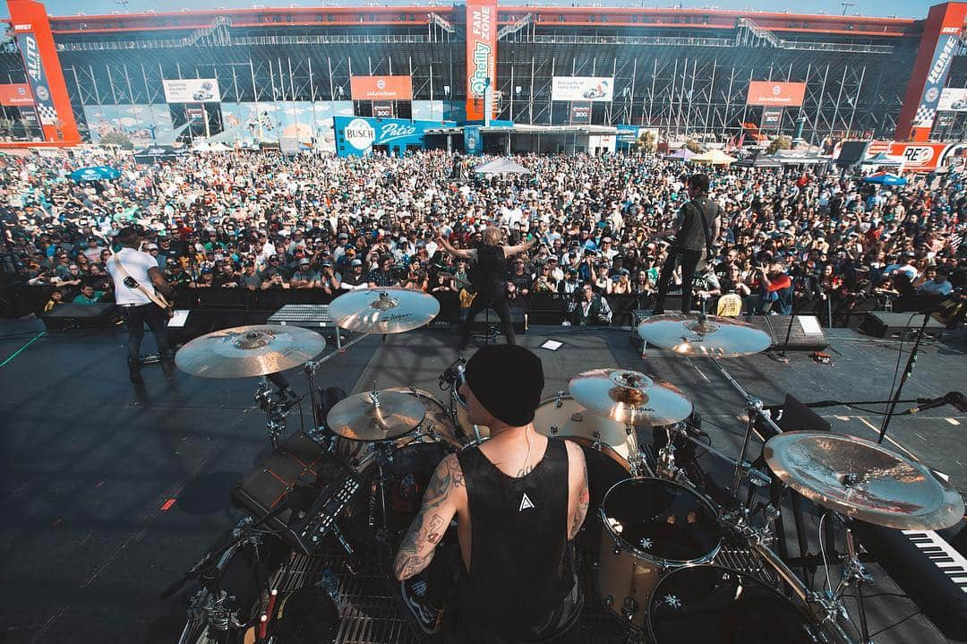 Sum 41さんのインスタグラム写真 - (Sum 41Instagram)「March 17 | #AutoClubSpeedway | #Fontana, CA #NASCAR #AutoClub400 #📷: @alliesaurousREX」3月19日 2時28分 - sum41