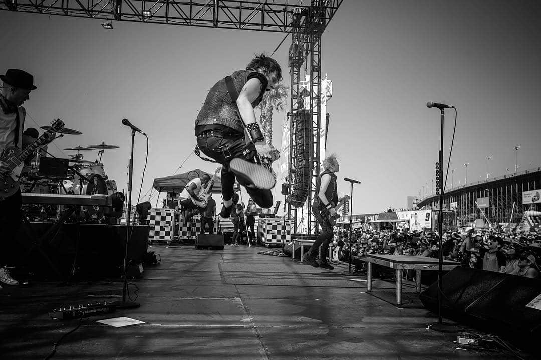 Sum 41さんのインスタグラム写真 - (Sum 41Instagram)「March 17 | #AutoClubSpeedway | #Fontana, CA #NASCAR #AutoClub400 #📷: @alliesaurousREX」3月19日 2時28分 - sum41