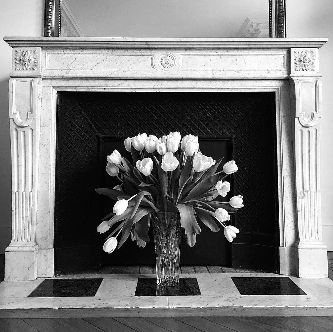 クリスヴァンアッシュさんのインスタグラム写真 - (クリスヴァンアッシュInstagram)「HOME, FLOWER FOUNTAIN / WHITE TULIPS / MY FAVORITES  #tulips #flowers #krisvanassche #kris_van_assche」3月19日 2時40分 - kris_van_assche