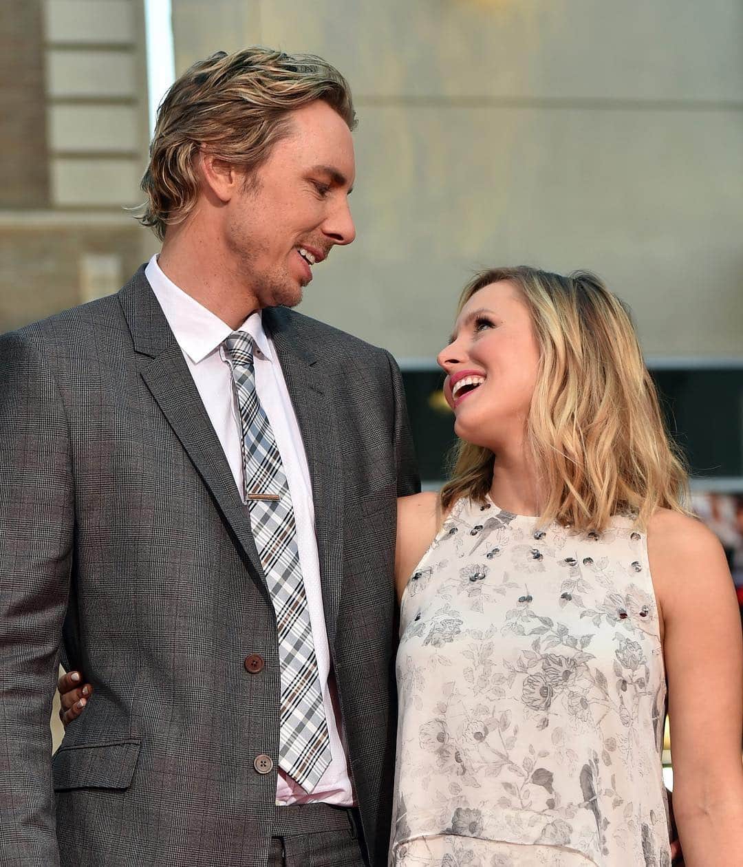 E! Onlineさんのインスタグラム写真 - (E! OnlineInstagram)「**Not a breakup post** Just needed to look at some cute photos of Kristen Bell and Dax Shepard to get through this Monday. (📷: Getty Images)」3月19日 2時47分 - enews