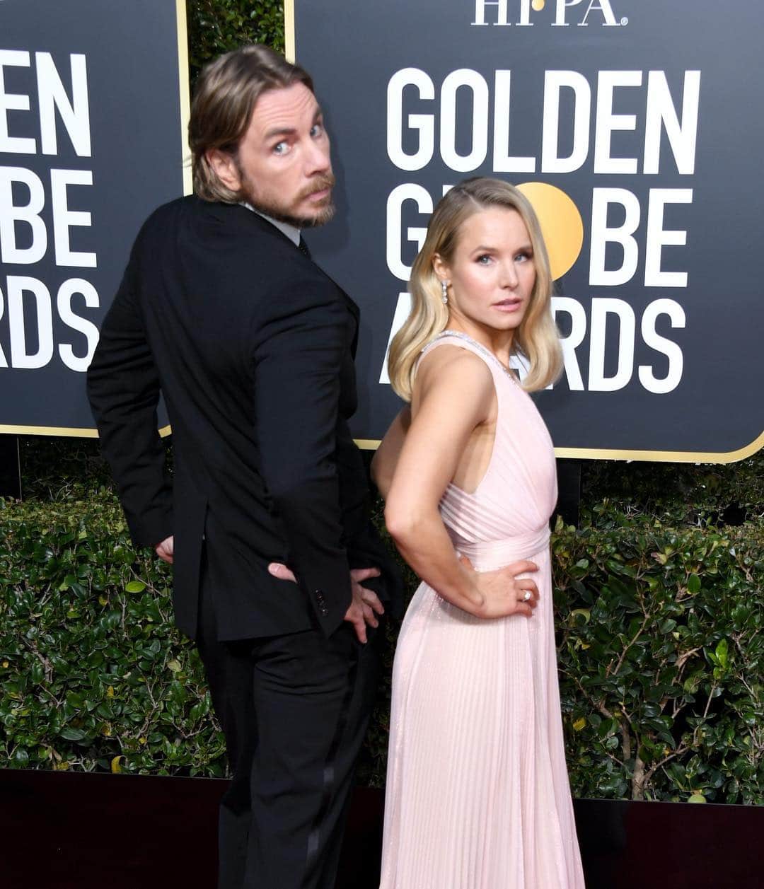 E! Onlineさんのインスタグラム写真 - (E! OnlineInstagram)「**Not a breakup post** Just needed to look at some cute photos of Kristen Bell and Dax Shepard to get through this Monday. (📷: Getty Images)」3月19日 2時47分 - enews