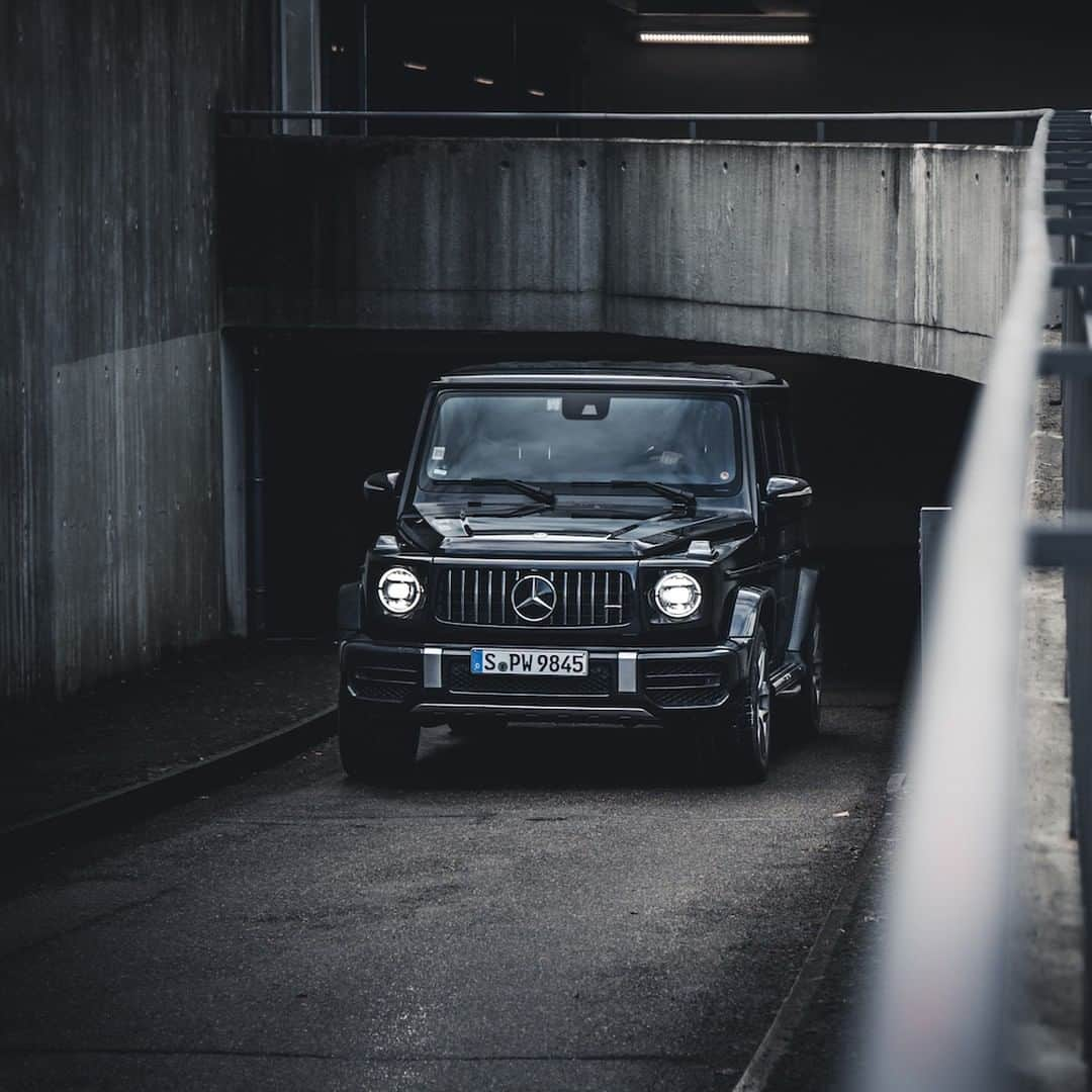 メルセデス・ベンツさんのインスタグラム写真 - (メルセデス・ベンツInstagram)「King of the concrete jungle. 🌟 📸: @lotter_live for #MBsocialcar ____________________ [Mercedes-AMG G 63 | Kraftstoffverbrauch kombiniert: 13,1 l/100 km | CO2-Emissionen kombiniert: 299 g/km | mb4.me/RechtlicherHinweis/] . #GClass #Strongerthantime #GWagon #Mercedes #MercedesAMG #Icon #Luxury #Lifestyle #Car #Cartastic #InstaCar #winter #Dreamcar」3月19日 3時00分 - mercedesbenz