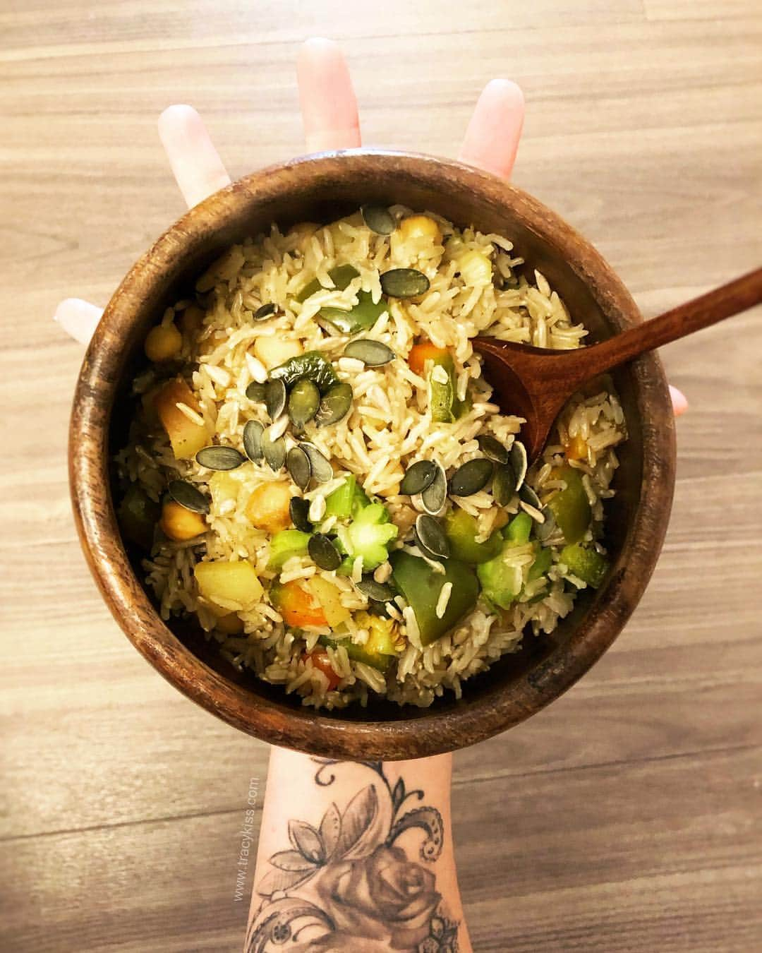 トレーシー・キスさんのインスタグラム写真 - (トレーシー・キスInstagram)「A massive part of being fit and healthy is focusing on nutrition my darlings and planning and preparing your meals in advance so that you always have something healthy at hand. With the fresh ingredients in my fridge today I’ve made up a weeks worth of meal-prep which is brown rice, vegetables and chickpeas with a spoon of coconut oil and a sprinkle of ground cumin. Here I’ve topped it with sunflower and pumpkin seeds for a delicious dinner - what will you be eating this evening? ------------------------ #mealprep #veganmealprep #brownrice #nutrition #tracykiss #girlswithmuscles #bodygoals #femaleempowerment #muscles #plantbased #tattoo #healthy #bodytransformation #inspiration #wcw #motivation #ootd #fashion #weightloss #fitness #weightlossjourney #girlpower #thick #ootn #lotd #veganism #girl #gym #bodybuilding #vegan」3月19日 2時59分 - tracykissdotcom