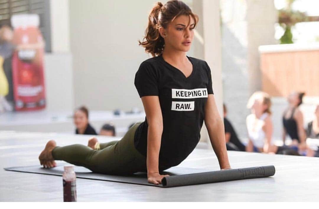 Jacqueline Fernandezさんのインスタグラム写真 - (Jacqueline FernandezInstagram)「Hey Delhi!! Excited to do some yoga tomo with all you green warriors💪🏻💪🏻and don’t forget to catch me at MGF megacity CAN’T WAIT to meet you all!!! @andazdelhi @rawpressery #delhigetsraw #yogarise #delhi 🌈🦋💚」3月19日 2時52分 - jacquelienefernandez