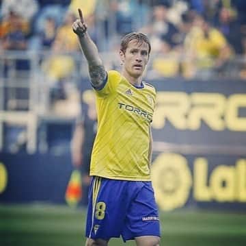 アレハンドロ・フェルナンデス・イグレシアスのインスタグラム：「Por ahiiii👈🏻...A por el siguiente partido todos juntos!! 💛💙 #AF8 #CádizCF」