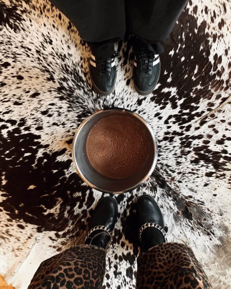 Amelia Zadroのインスタグラム：「#shamansofshoreditch back at it again offering an evening of cacao and embodied meditation to celebrate the energetic new year together this Friday evening in Hoxton 💫 DM me for the link to tickets 😸」