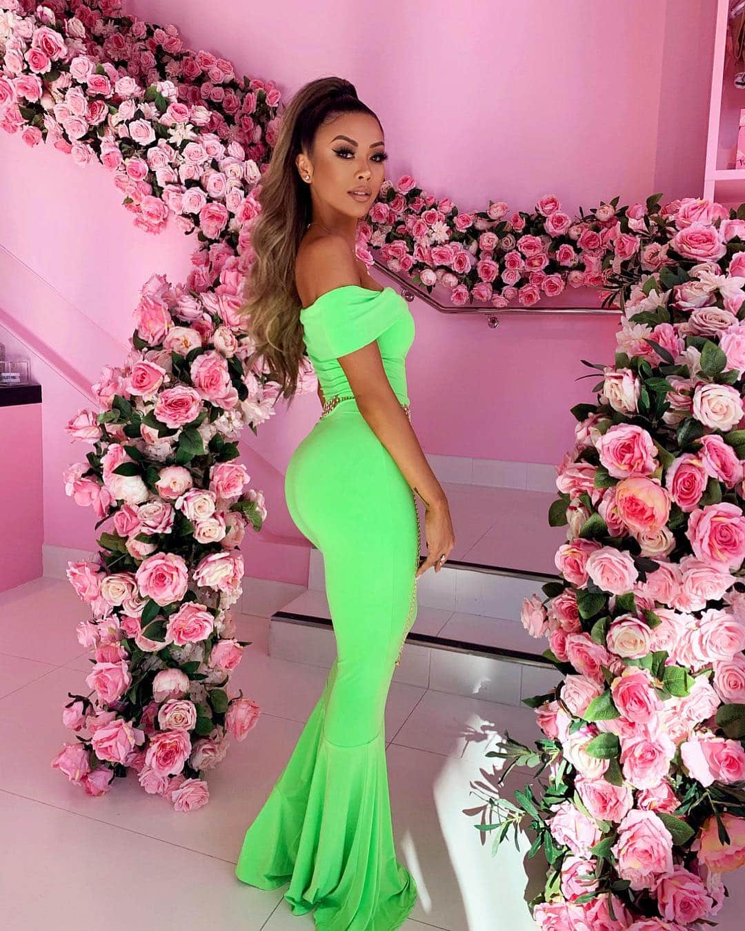 リアン Vのインスタグラム：「Went to the @dailyfrontrow awards with PLT yesterday! 🌷 Big congrats to @umarkamani and Pretty Little Thing for winning “Best Digital Retailer Award” 🏆 Thank you for having me! 💕 Watch my stories to see! 👀 👗: @prettylittlething」