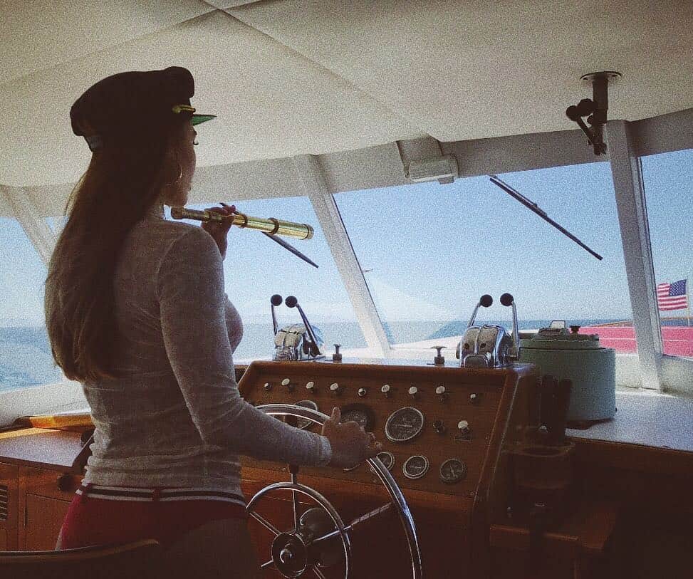 リンジー・モーガンのインスタグラム：「Captain of my ship, master of my soup . . .  soul*  BTS @southmagazine  @jonathanlennard」