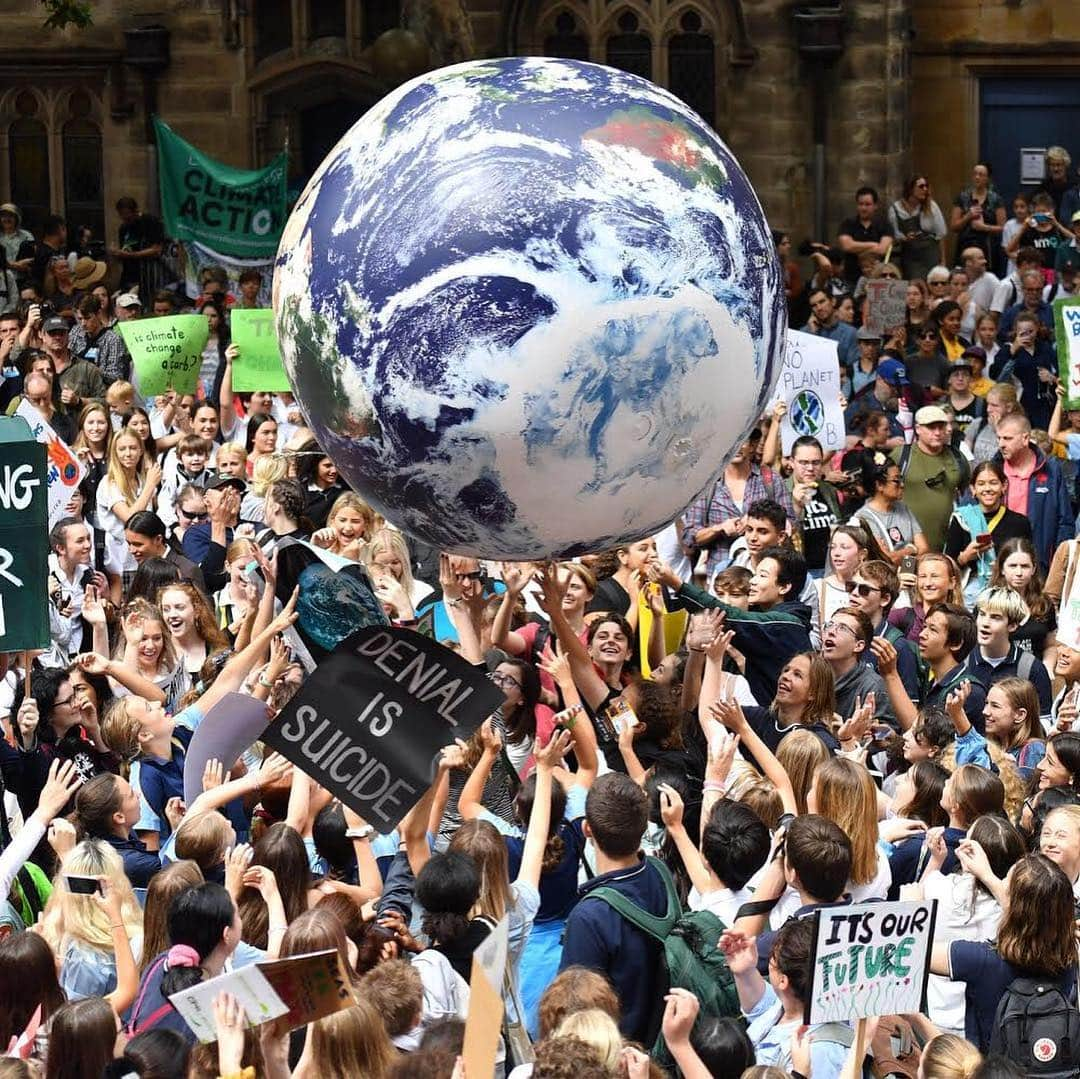 ヒラリー・クリントンさんのインスタグラム写真 - (ヒラリー・クリントンInstagram)「Last August, instead of going back to school at the start of the new academic year, 16-year-old Greta Thunberg took a backpack, some snacks, and a sign she'd made that read "School Strike for Climate" and settled in on the sidewalk outside the parliament building in Stockholm. At the end of a summer of record-breaking heat and increasingly alarming news from the scientific community, she was there to protest her government's lack of action on climate. ⁣ ⁣ She eventually went back to her classes, but still goes on strike every Friday—and she's not alone anymore. ⁣ ⁣ What began as one young woman's protest has become a global movement. Last Friday, young people in every corner of the globe—South Africa, Japan, India, the United States—demanded a livable future for their generation. ⁣ ⁣ “Change is on the horizon," Thunberg has said. "But to see that change we also have to change ourselves.” She's right. Let's get to it. #climatestrike #FridaysForFuture ⁣ ⁣ Photos: @NYTimes」3月19日 3時04分 - hillaryclinton