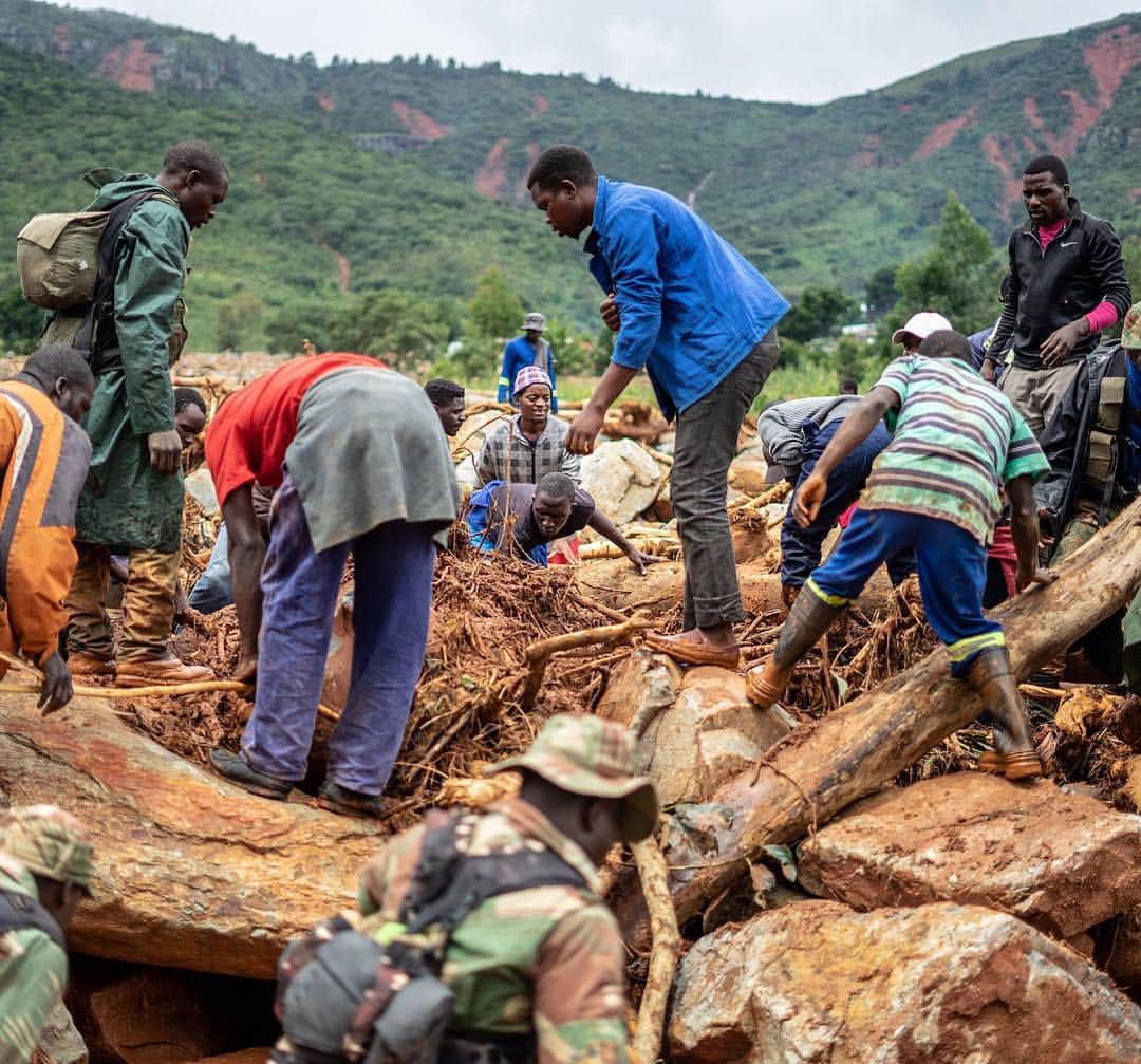 NBC Newsさんのインスタグラム写真 - (NBC NewsInstagram)「#Military personnel and volunteers search for survivors in eastern #Zimbabwe after flash floods and ferocious winds caused by a #cyclone tore through the area. . 📷 Zinyange Auntony / @afpphoto」3月19日 3時07分 - nbcnews