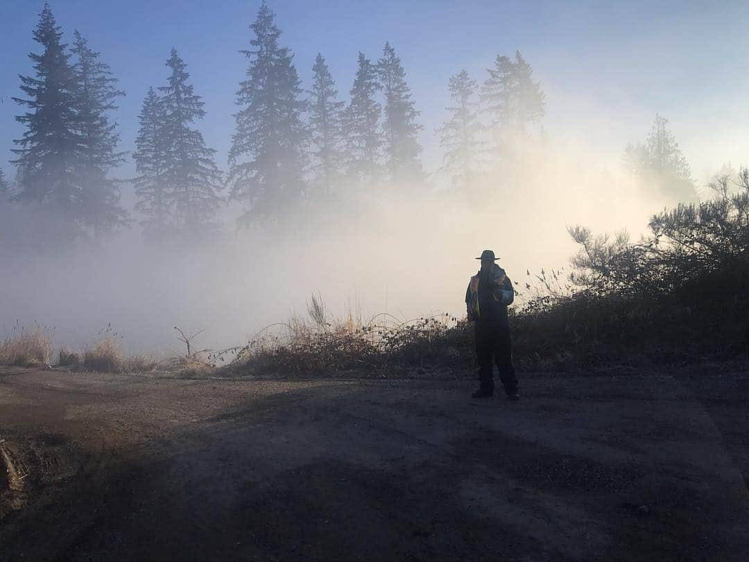 ジョン・レグイザモさんのインスタグラム写真 - (ジョン・レグイザモInstagram)「Bad ass fake smoke in our fire jumpers movie!! Vancouver is da bomb! Love this city! What an honor to play one of these real heroes!」3月19日 3時16分 - johnleguizamo