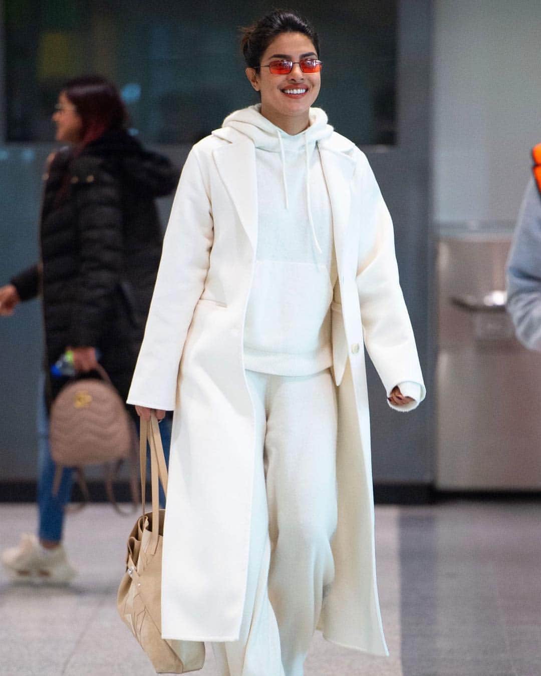 Just Jaredさんのインスタグラム写真 - (Just JaredInstagram)「@priyankachopra is looking so happy in her cute @mandkhaiofficial outfit while arriving at the airport!  #PriyankaChopra Photos: Backgrid」3月19日 3時19分 - justjared