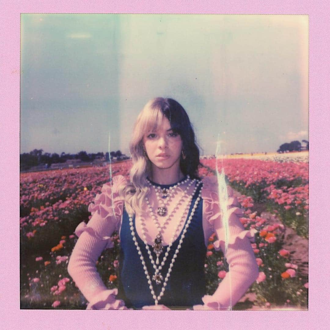 メラニー・マルティネスのインスタグラム：「🎼the flowers you gave me are rotting and still I refuse to throw them, awayyyy🎼」
