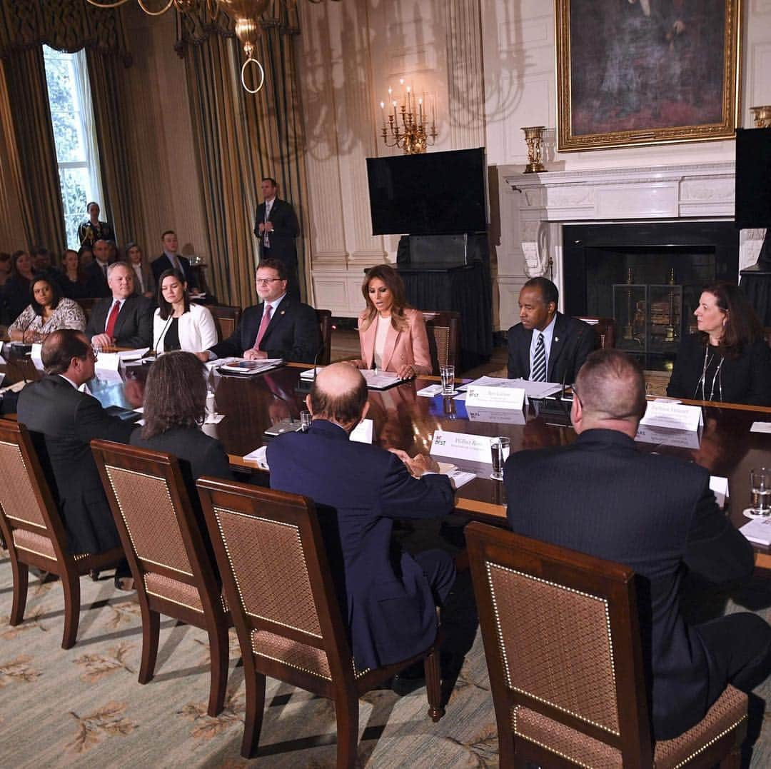 NBC Newsさんのインスタグラム写真 - (NBC NewsInstagram)「First Lady #MelaniaTrump holds a meeting to discuss youth programs throughout each of the #WhiteHouse agencies as part of her #BeBest campaign. . 📷 Jim Watson / @afpphoto」3月19日 3時40分 - nbcnews