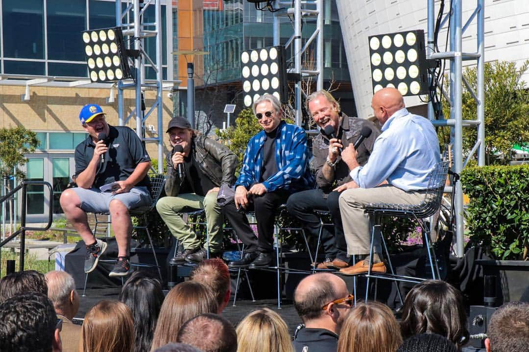 メタリカさんのインスタグラム写真 - (メタリカInstagram)「James & Lars alongside Michael Tilson Thomas and Lamont & Toneli from @1077thebone as they announce the opening event at San Francisco’s @chase_center... S&M² once again featuring the @sfsymphony! #SandM2」3月19日 4時00分 - metallica