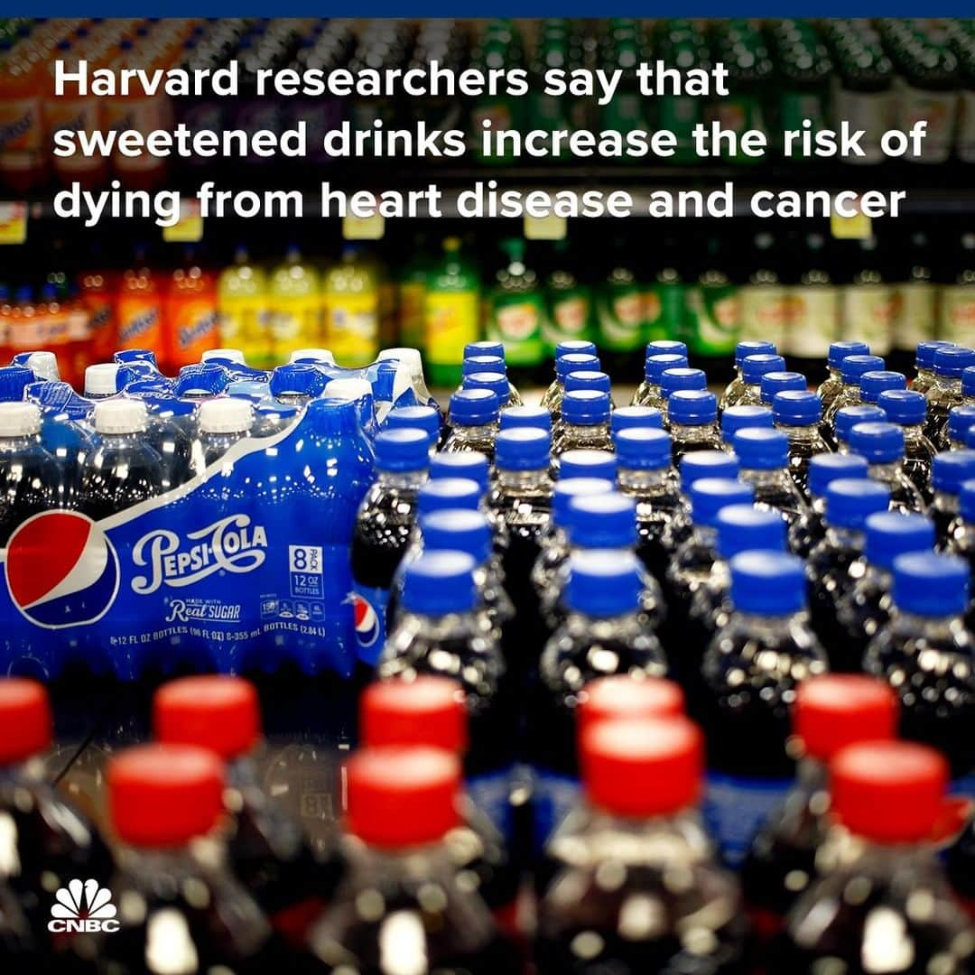 CNBCさんのインスタグラム写真 - (CNBCInstagram)「The results are in: stick to water. Harvard researchers have found that the more sweetened beverages a person drinks, the greater their risk is of dying from heart disease.⁣ ⁣ Researchers found sugary drinks were associated with a moderately higher risk of dying from breast cancer or colon cancer, according to a new study.⁣ ⁣ The study also found that swapping sugary drinks for diet versions could be helpful, though researchers still recommend people drink water. The findings add to a growing body of research suggesting sugary drinks can cause people to gain weight and pointing to a slew of other health conditions, including obesity, Type 2 diabetes and heart disease.⁣ ⁣ You can read more at the link in bio.⁣ ⁣ *⁣ *⁣ *⁣ *⁣ *⁣ *⁣ *⁣ *⁣ ⁣ #Harvard #Research #Health #Study #Sugar #Soda #SportsDrinks #HeartHealth #BreastCancer #Cancerresearch #Support #CancerAwareness #News #BusinessNews #AmericanHeartAssociation #CNBC」3月19日 4時00分 - cnbc