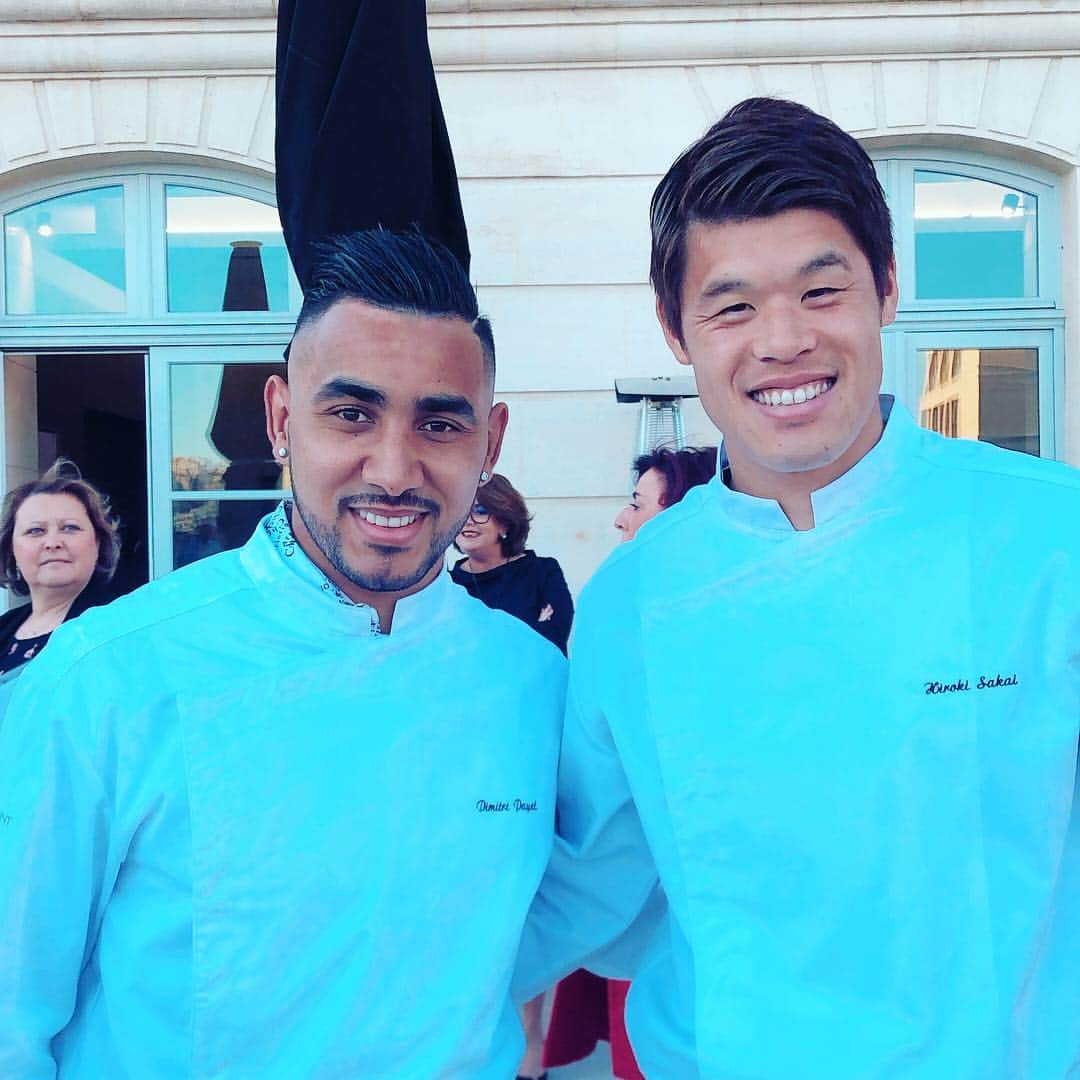 ディミトリ・ペイェのインスタグラム：「@hiroki.sakai_19 et moi de nouveau réunis sous les mêmes couleurs pour la bonne cause @restos.du.coeur  @olympiquedemarseille @equipedefrance @famillespoir #lesrestosducoeur #10 #⚪️Ⓜ️ #LMV #NMP-10 #TeamBoumBam」