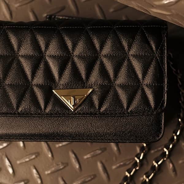 Schutzのインスタグラム：「SCHUTZ 4GRLS • Your New BFF  Criada em 2015, a 944 ganha nova versão crossbody for day and night. Enjoy!  #schutzhandbags #schutz4girls」