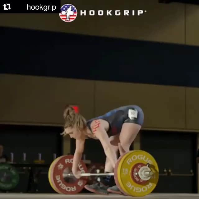 マッティ・ロジャーズのインスタグラム：「Not the prettiest of snatches, but I still think this one showed some improvements!! Small things, step by step. This one was my second attempt & we didn’t take the third because well... we didn’t need to & that was exactly our plan coming in. (Surprise I actually listened and didn’t ask to go up). Weighing 70.Liter of water. My warm ups were actually TERRIBLE in the back, but on stage I flipped it around! Almost the exact opposite for clean and jerks because it’s just like that sometimes. Im excited about how this one FELT & looking forward to more! #Repost @hookgrip with @get_repost ・・・ @mattiecakesssss (76kg, @hookgripusa) snatching 106kg/233lb at the 2019 Las Vegas International Open!  She lifted at just over 71kg in order to get in one of her 76kg qualification meets which she needs in order to be eligible for Tokyo 2020.」