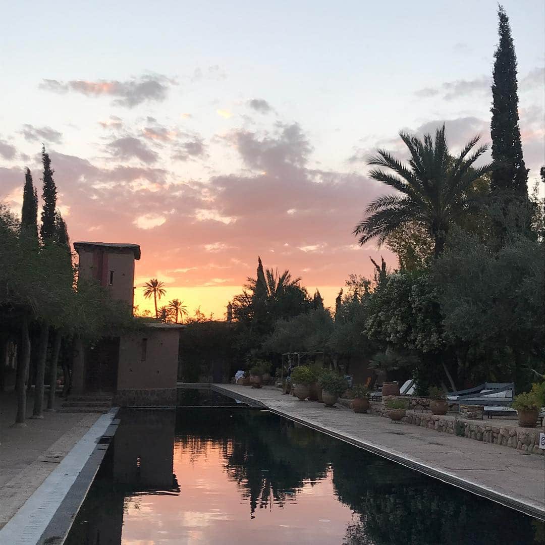 アレクシマビーユのインスタグラム：「Louxor feeling @beldicountryclub #cleopatre #cleopatra #peplum #maroc #friends #sun #poolside #sunrise #sunshine #colors#poetry #loveintheair @ninakoltchitskaia @olivier.coursier @simonburet」