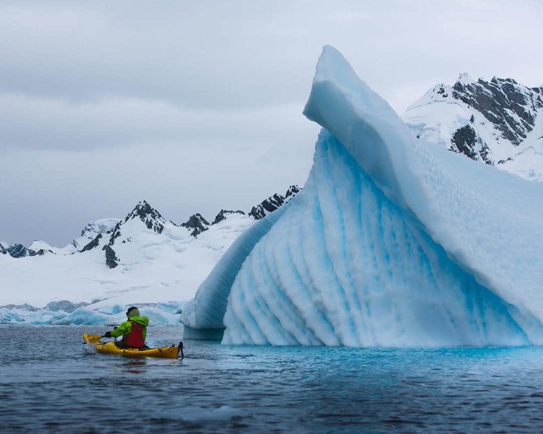 マイケル・ドーソンさんのインスタグラム写真 - (マイケル・ドーソンInstagram)「Amazing landscapes of a ice all around you in Antarctica. It’s constantly moving changing and evolving. The formations and volumes of Ice are something out of this world - 90% of an Iceberg sits under the water 💥 . . 📸 @alexhillary  #teamnrs #antarctica #portalpoint #ice」3月19日 4時13分 - mrmikedawson