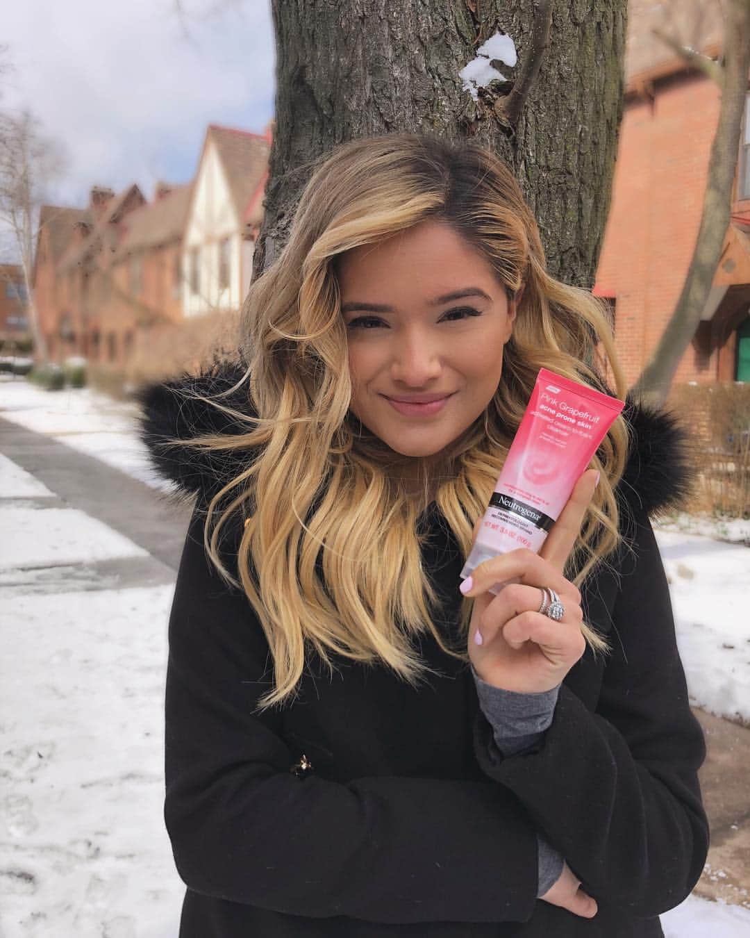 チャチー・ゴンザレスのインスタグラム：「I am so excited to be partnering with @neutrogena to show you guys one of my recently fav products! The new Pink Grapefruit Activated Cream-to-Foam Cleanser transforms to the ultimate bubbly treatment for your skin! Leaves my skin feeling softer than a baby’s bottom and smells like clean woman lol 💕 #PinkPower #brand_partner」