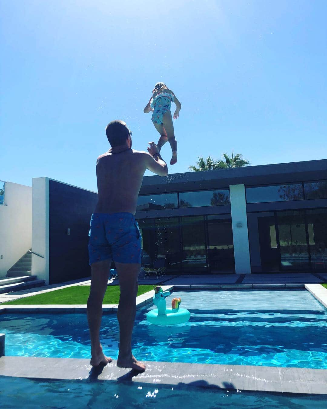 スティーヴン・アメルさんのインスタグラム写真 - (スティーヴン・アメルInstagram)「Being an awesome Dad is exhausting.」3月19日 4時15分 - stephenamell