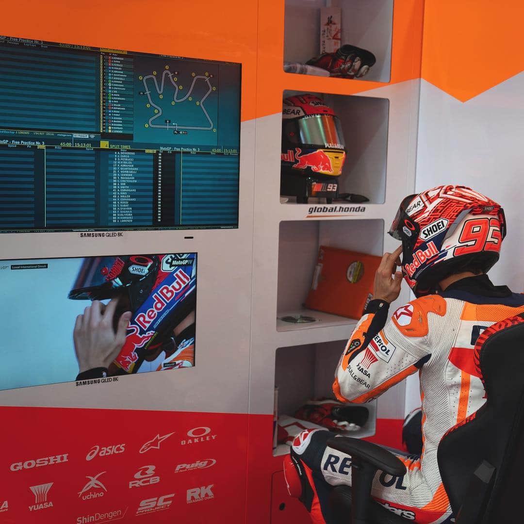レプソル・ホンダのインスタグラム：「Same moment, multiple perspectives.  @samsungespana making sure we see the full picture. 👀 ⠀⠀⠀⠀⠀⠀⠀⠀⠀ #25RepsolHonda #Repsol #MotoGP #Honda #Racing #RepsolHonda #HRC #RC213V #MM93 #MarcMarquez #ThePowerOfDreams #Motorcycle #Qatar #MM93🐜」