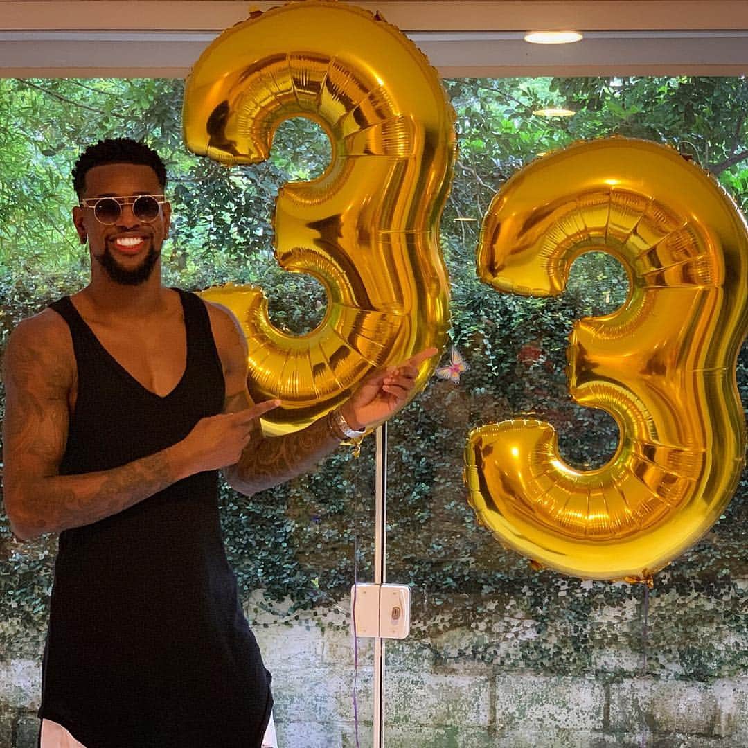 フェリペ・サンタナのインスタグラム：「🎉 EIS QUE CHEGARAM OS 33 🎉 ⠀ Nunca tive medo de sentir o peso da idade chegar. Acho que tudo isso se deve ao simples fato de saber que ele chegará para todos, sem exceção, então, cabe a mim viver e viver todo o dia como se fosse último. Agradeço a Deus por essa oportunidade ímpar, pois sei que muitos não tiveram a chance de chegar até aqui, pelo simples fato de terem cumprido missões por Deus designadas. Quando olho pra trás me encho de alegria por ver que o pouco que fiz fez muita gente feliz e esse “pouco” me permite entrar e sair de lugares aos quais muitos sonham e desejam em estar. Comecei ontem um novo ciclo de vida e no velho ficaram-se todos os meus medos e tristezas...e só esvaziei esta mochila pesada para ter espaço e acomodar todas as recompensas a mim prometidas. EU QUERO, EU POSSO, EU CONSIGO... e como sei que o homem depende dos seus pensamentos tenho a mais pura certeza de que esse novo ciclo será o melhor de todos. Amém 🙏🏿📿🛡. #byFS ⠀ 🌟 OBRIGADO A TODOS PELOS VOTOS DE FELICIDADE E QUE DEUS TE DEVOLVO TUDO EM DOBRO 🌟」