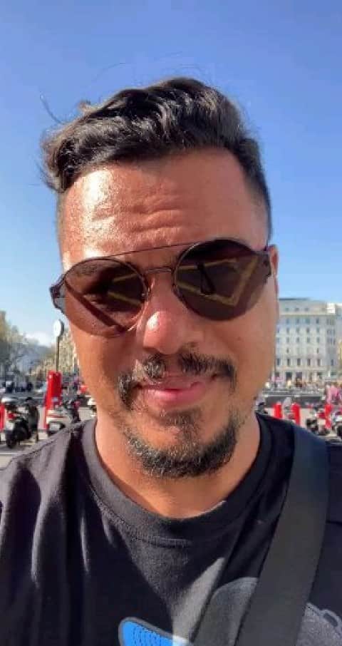 のインスタグラム：「Hoje é dia do Fã! 😀 Parabéns a vocês e muito obrigado por estarem com a gente durante todo esse tempo! E falando em fã... Olha só que o que aconteceu com o Bruno lá em Barcelona enquanto ele gravava esse vídeo pra vocês 😂😂😂」