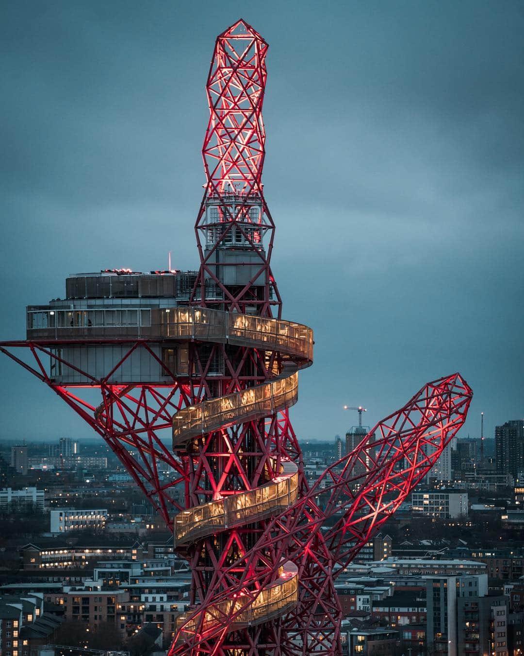 @LONDON | TAG #THISISLONDONさんのインスタグラム写真 - (@LONDON | TAG #THISISLONDONInstagram)「@MrLondon with beautiful views in the Queen Elizabeth #OlympicPark - SWIPE to zoom! 😍😱 The red structure is @amorbit - the highest vantage point outside central #London looking back into the city centre, which makes a great alternative to the central London platforms that look outwards from the centre. Check it out. The stadium is @londonstadium - home to @westham who staged a dramatic comeback against @htafcinstagram on Sat! 🙏🏼 // #thisislondon #stratford // 📸 @mrlondon」3月19日 4時33分 - london