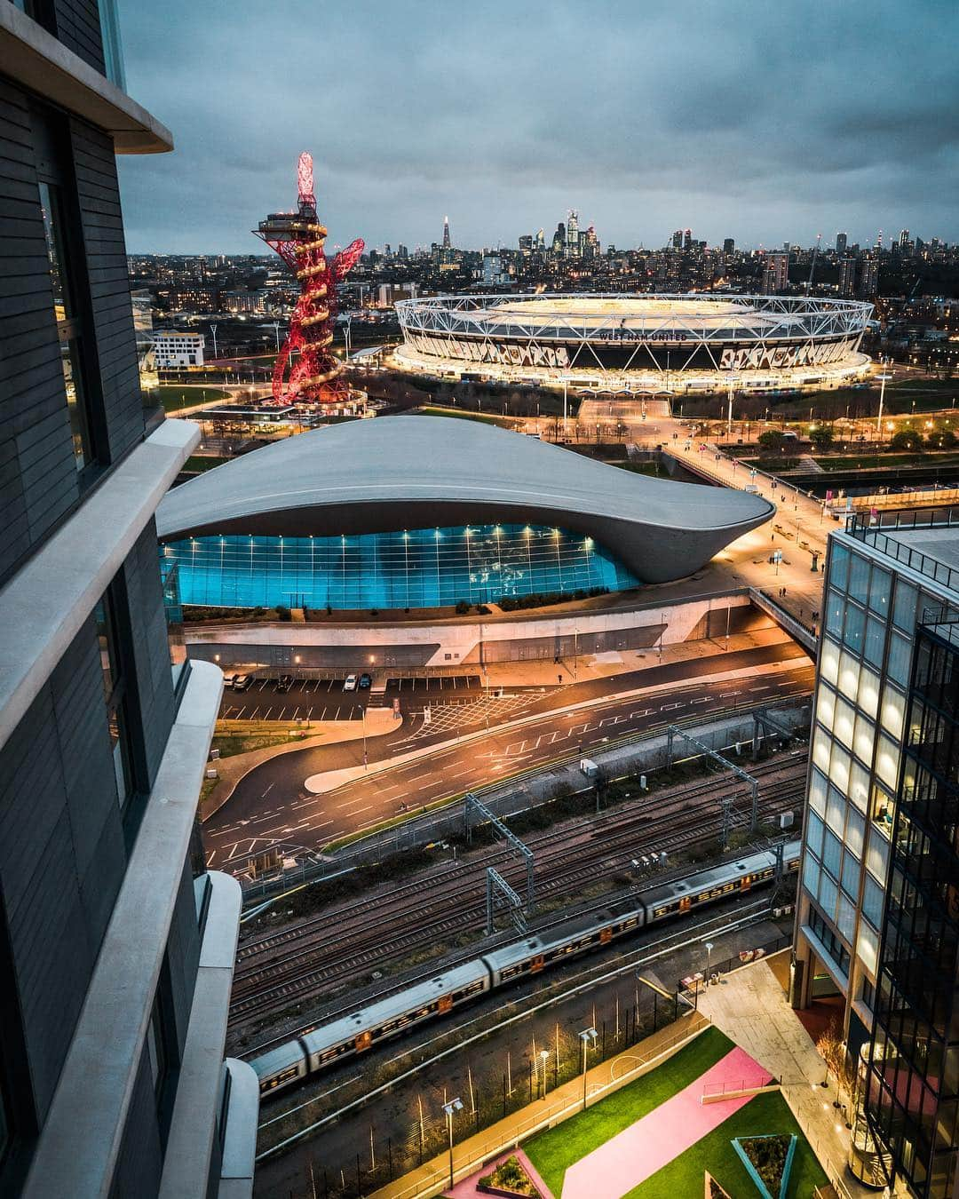 @LONDON | TAG #THISISLONDONさんのインスタグラム写真 - (@LONDON | TAG #THISISLONDONInstagram)「@MrLondon with beautiful views in the Queen Elizabeth #OlympicPark - SWIPE to zoom! 😍😱 The red structure is @amorbit - the highest vantage point outside central #London looking back into the city centre, which makes a great alternative to the central London platforms that look outwards from the centre. Check it out. The stadium is @londonstadium - home to @westham who staged a dramatic comeback against @htafcinstagram on Sat! 🙏🏼 // #thisislondon #stratford // 📸 @mrlondon」3月19日 4時33分 - london