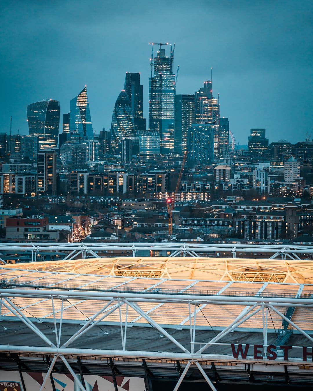 @LONDON | TAG #THISISLONDONさんのインスタグラム写真 - (@LONDON | TAG #THISISLONDONInstagram)「@MrLondon with beautiful views in the Queen Elizabeth #OlympicPark - SWIPE to zoom! 😍😱 The red structure is @amorbit - the highest vantage point outside central #London looking back into the city centre, which makes a great alternative to the central London platforms that look outwards from the centre. Check it out. The stadium is @londonstadium - home to @westham who staged a dramatic comeback against @htafcinstagram on Sat! 🙏🏼 // #thisislondon #stratford // 📸 @mrlondon」3月19日 4時33分 - london