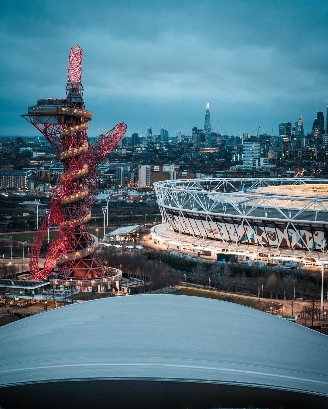 @LONDON | TAG #THISISLONDONさんのインスタグラム写真 - (@LONDON | TAG #THISISLONDONInstagram)「@MrLondon with beautiful views in the Queen Elizabeth #OlympicPark - SWIPE to zoom! 😍😱 The red structure is @amorbit - the highest vantage point outside central #London looking back into the city centre, which makes a great alternative to the central London platforms that look outwards from the centre. Check it out. The stadium is @londonstadium - home to @westham who staged a dramatic comeback against @htafcinstagram on Sat! 🙏🏼 // #thisislondon #stratford // 📸 @mrlondon」3月19日 4時33分 - london