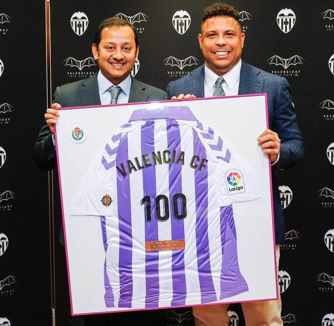 ロナウドさんのインスタグラム写真 - (ロナウドInstagram)「Felicidades al @valenciacf por sus 100 años de historia. Gracias por vuestras atenciones y salud para los próximos 100! #VCFCentenari #Pucela」3月19日 4時50分 - ronaldo