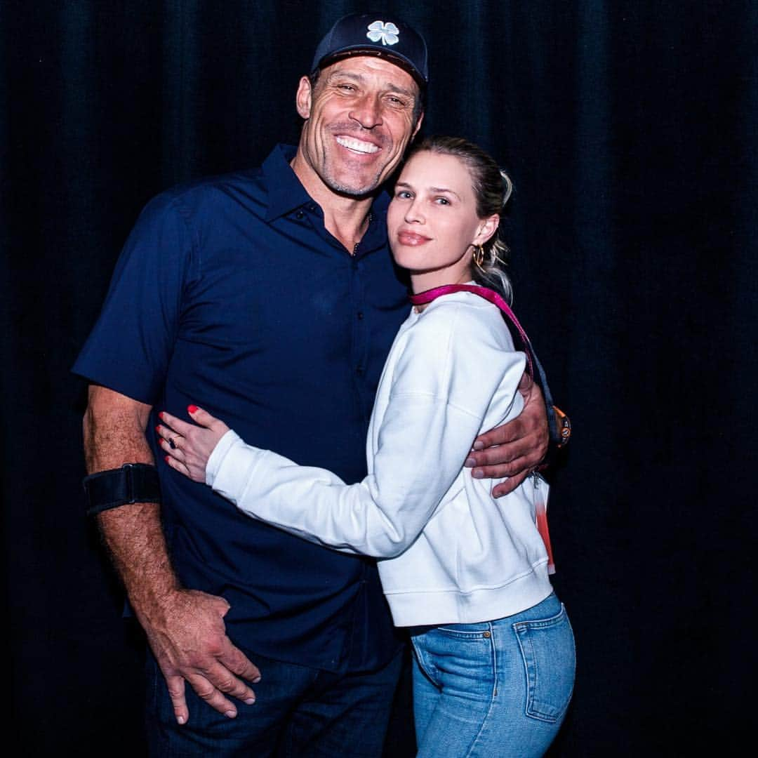 サラ・フォスターさんのインスタグラム写真 - (サラ・フォスターInstagram)「Everyone keeps telling me I need intense therapy. Turns out all I needed was 2 days with @tonyrobbins . I am now evolved and perfect.」3月19日 4時54分 - sarafoster