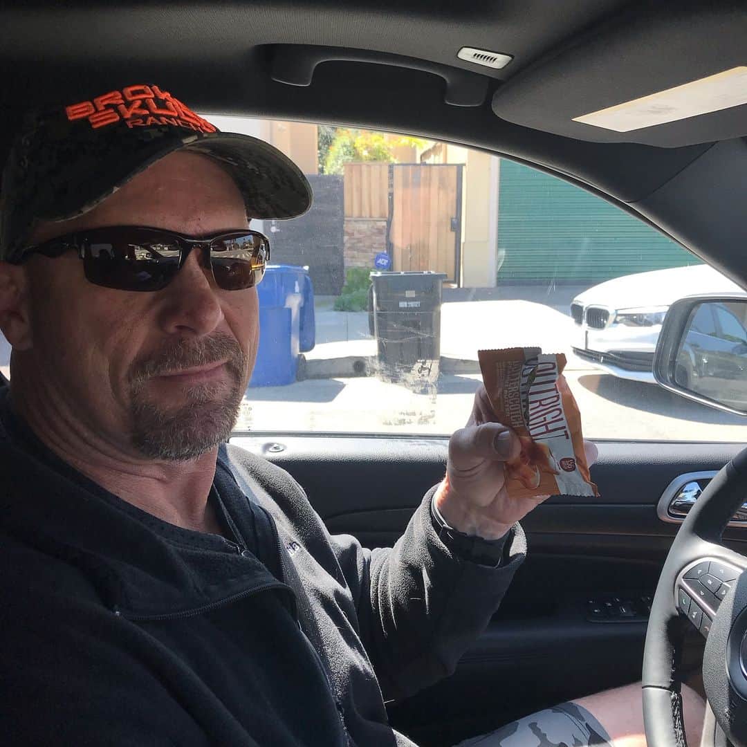ストーン・コールド・スティーブ・オースチンのインスタグラム：「Patrolling the mean streets of Los Angle Eze with my go to snack... @tigerfitness @mtsnutrition @theoutrightbar」