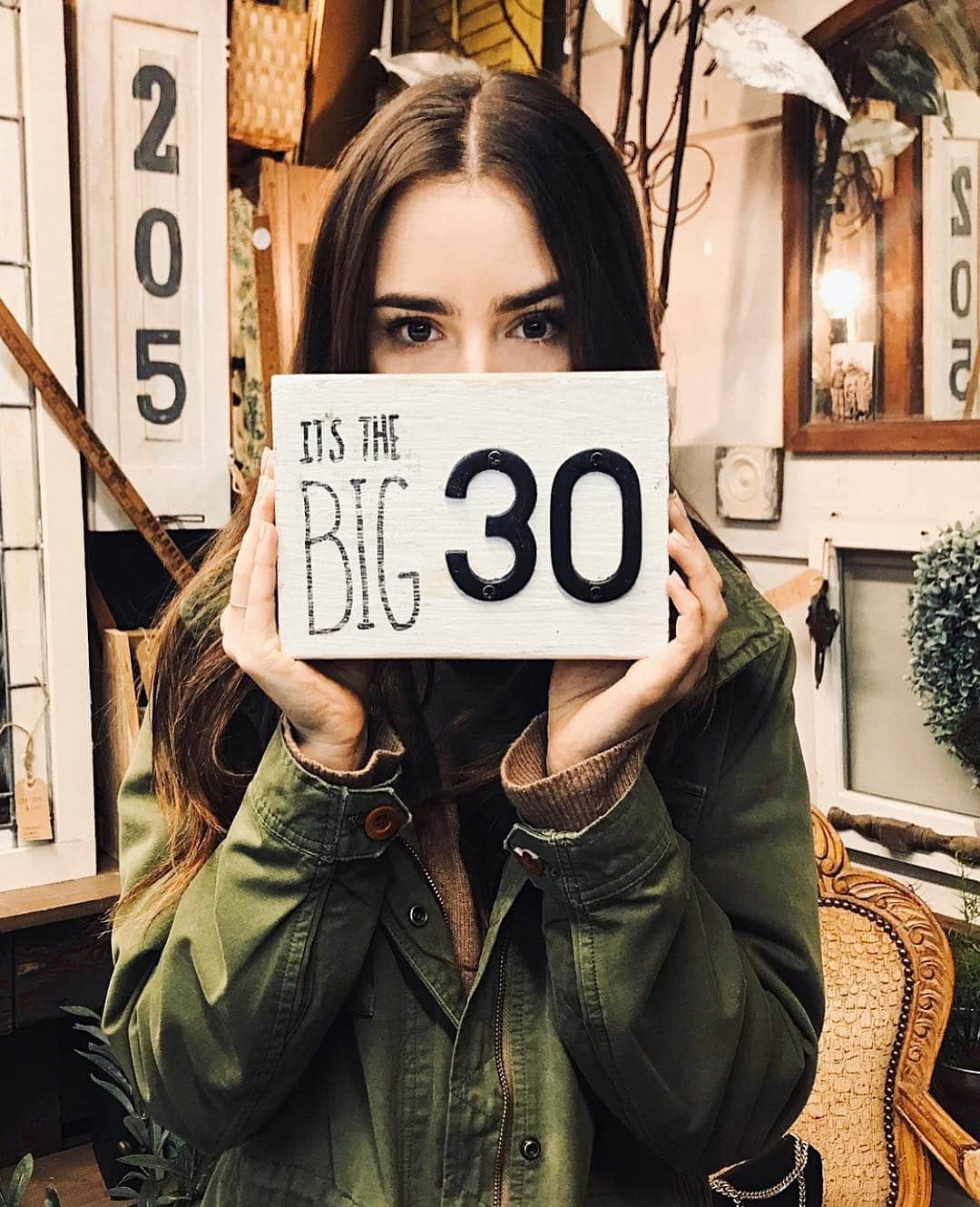 リリー・コリンズさんのインスタグラム写真 - (リリー・コリンズInstagram)「It’s the big day! So excited to be the newest member of the Dirty Thirty club. Thank you so much for the beautiful birthday wishes! Cannot wait for all that’s coming this decade...」3月19日 4時58分 - lilyjcollins