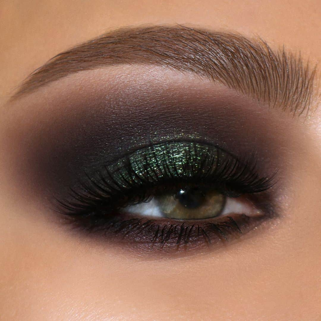 パット・マグラスさんのインスタグラム写真 - (パット・マグラスInstagram)「SENDING SMOKE SIGNALS ⚡⚡⚡ Turn your smokey eye into a couture creation with #MOTHERSHIP II: SUBLIME EYE PALETTE shade ‘BLITZ EMERALD’ 💚💚💚 SNATCH this cult collectable NOW on PATMcGRATH.COM. 👁 BY @alexandra_anele  #PMGHowTo 一 Diffuse ‘DARK’ pigment in crease 一 Define crease with ‘XTREME BLACK’ pigment & diffuse edges 一 Apply ‘XTREME BLACK’ pigment onto lid 一 Pat ‘BLITZ EMERALD’ pigment onto center of the lid 一 Define lower lash line with ‘XTREME BLACK’ pigment  一 Apply mascara & false lashes」3月19日 4時59分 - patmcgrathreal