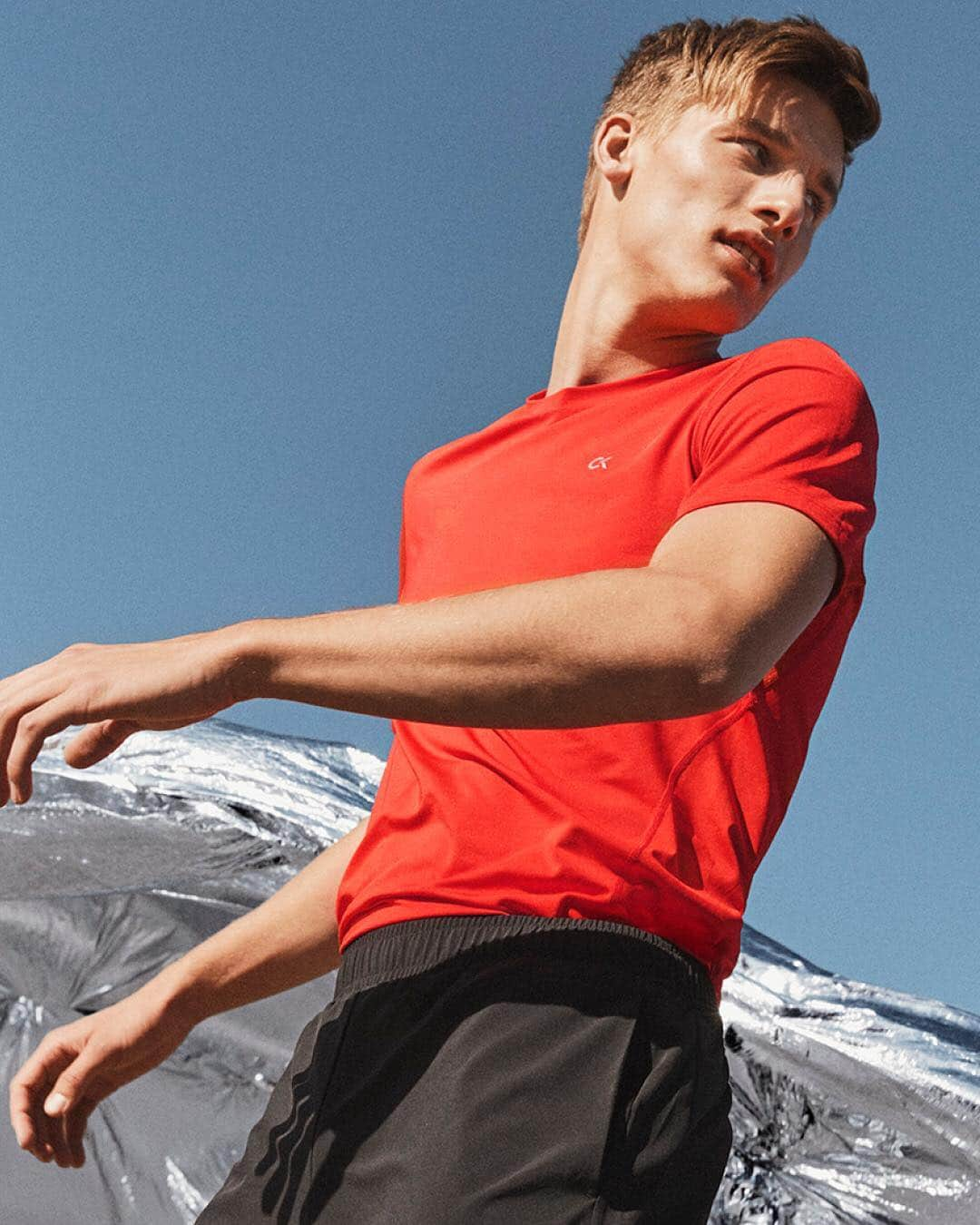 Calvin Kleinさんのインスタグラム写真 - (Calvin KleinInstagram)「Break a sweat 💦 #Spring2019 #CALVINKLEINPERFORMANCE — featuring the reflective mesh t-shirt and panel shorts, now available at CALVINKLEIN.COM. ⠀⠀⠀⠀⠀⠀⠀⠀⠀⠀⠀⠀⠀⠀⠀⠀⠀⠀⠀⠀⠀⠀⠀⠀⠀ Shop now at the link in bio [UK]」3月19日 4時59分 - calvinklein