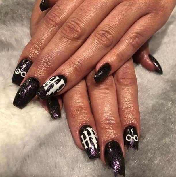 CosmoProf Beautyさんのインスタグラム写真 - (CosmoProf BeautyInstagram)「Mischief Managed? We think so! 🧙🏼‍♀️ Magical #HarryPotter inspired #nailart created by @giannaputeri using @cndworld Shellac shades in 'Black Pool' and 'Hypnotic Dreams' 🖤 ✨ Become a nail wizard with #cndshellac polishes, available at #cosmoprofbeauty where you are #licensedtocreate nail magic 🔮  #repost #giannaputeri #cndworld #harrypotternails #nailinspo」3月19日 5時00分 - cosmoprofbeauty