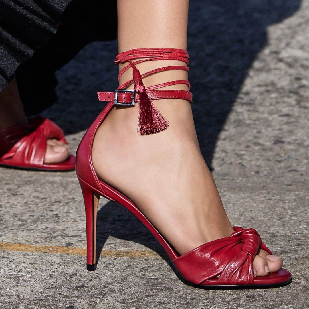 Santa Lollaさんのインスタグラム写真 - (Santa LollaInstagram)「Red sandals for today! 💥 [ 0110.1F4B.01E2.021F | R$269,90 ] #santalollainv19 #redsandals #knotshoes #fashioncampaign」3月19日 5時00分 - santa_lolla