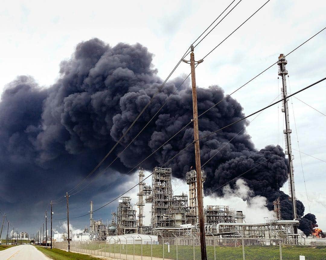 NBC Newsさんのインスタグラム写真 - (NBC NewsInstagram)「A plume of smoke rises from a blaze at a chemical storage facility in #DeerPark, #Texas, that has been burning since Sunday afternoon. . 📷 Elizabeth Conley / @houstonchron via @apnews」3月19日 5時03分 - nbcnews