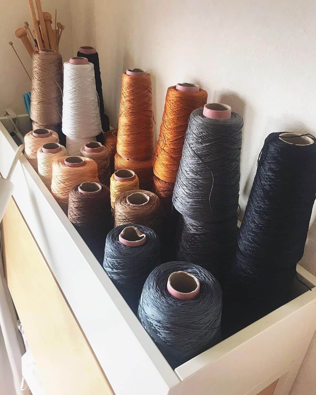 蓮沼千紘さんのインスタグラム写真 - (蓮沼千紘Instagram)「Many colors came to the my knitting studio. 👏 . . 🎨🎨🎨🎨🎨 . . . #yarn #knittingstudio #studio」3月19日 10時36分 - knitchihiro