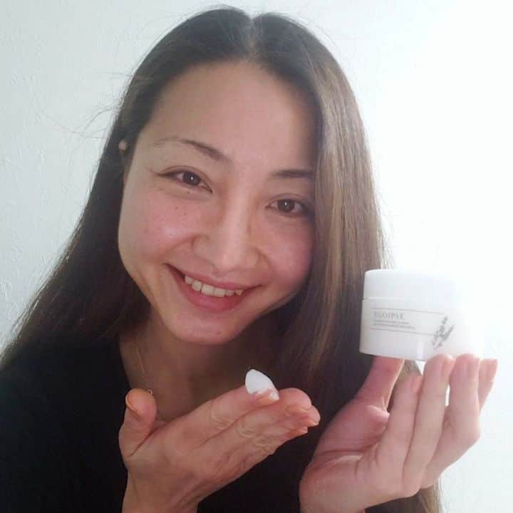 のインスタグラム：「@clavisfun のクレンジングバームを使ってみたよ😉 . . スッキリ落ちるのに潤うよー🍀 . . 体温で変わるテクスチャーで、バームから濃厚クリームになるの🙂 . . クレンジングしながら、毛穴ケアも出来るよ☺️ . W洗顔不要なのも嬉しい❤️ . . .  #クレンジングバーム #クラヴィス#エゴイプセ#EGOIPSE #エゴイプセでエイジレス肌 #PR」