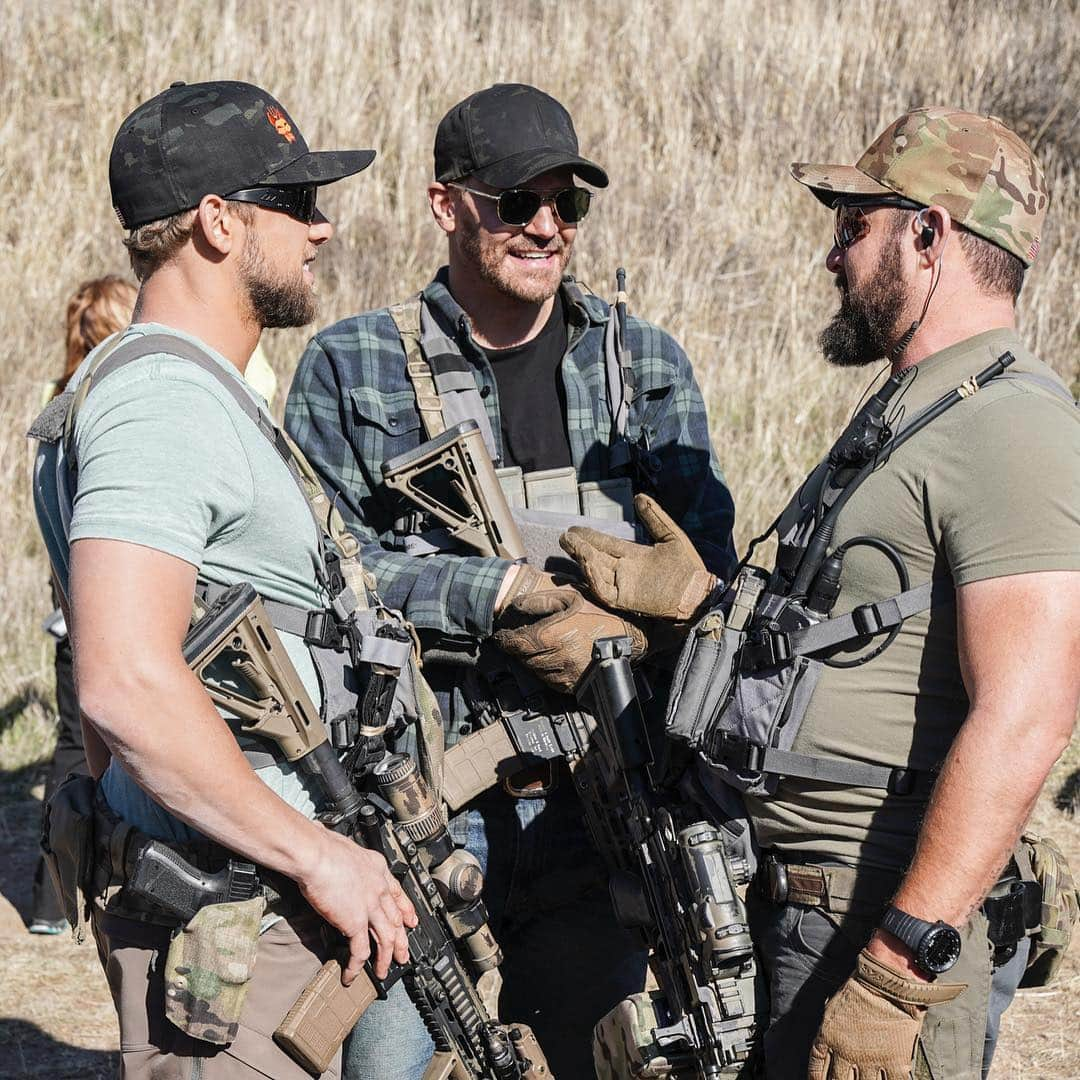 マックス・シエリオットさんのインスタグラム写真 - (マックス・シエリオットInstagram)「I’m not sure what we are talking about here but I’m sure it’s totally PG 😘. New episode of @sealteamcbs Wednesday 10pm/9c @dbodbo69 @ajbuckley #teams #sealteam #military #veterans #navyseals #devgru」3月19日 5時15分 - maxthieriot