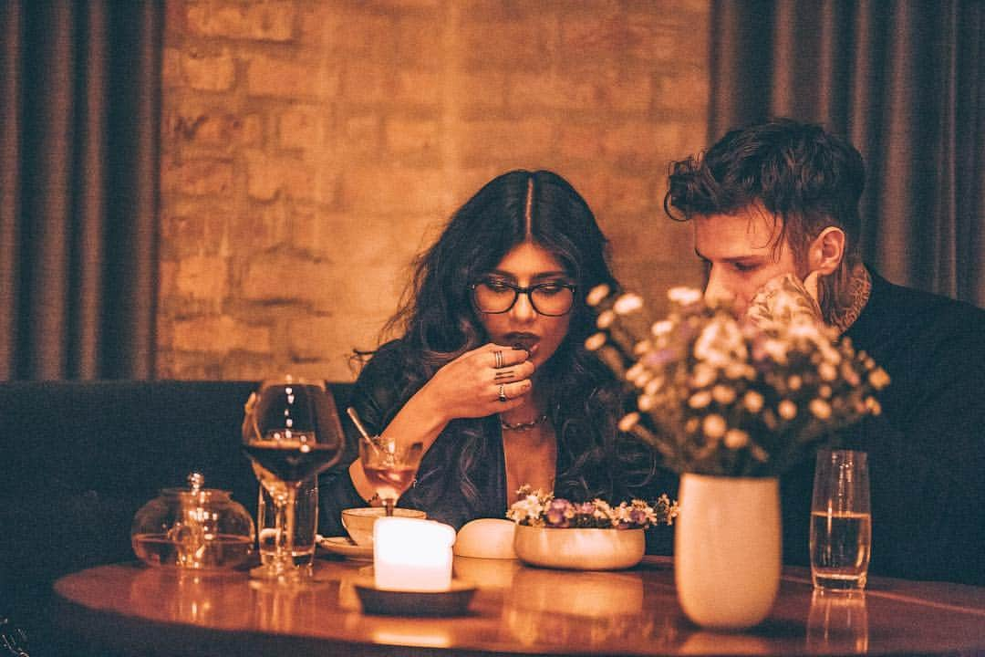 ミア・ハリファさんのインスタグラム写真 - (ミア・ハリファInstagram)「Frame-by-frame what was going through my mind during the proposal:. . .  Frame 1: “Oooo an extra dessert!”. . .  Frame 2: “Not gonna explain it, chef? ...K.”. . .  Frame 3: “busy plating, but cool”. . .  Frame 4: “just gonna dig in to the first thing I see”.. . .  Frame 5: “has @chefjohnshields lost his damn mind?!”. . .  Frame 6: “how do I tell Robert it’s terrible?”. . . Frame 7: “It wasn’t edible and I’m a dumbass”. . .  Frame 8: “Omfg it’s a ring”. . . Frame 9: “YES!” (She says while concealing her disappointment of no actual extra dessert)」3月19日 5時36分 - miakhalifa